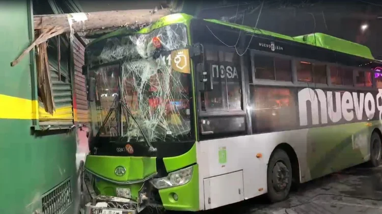 Se estrella ruta urbana contra casa de empeño en Monterrey