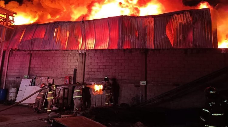 Sofocan fuerte incendio en fábrica de Ecatepec, Edomex