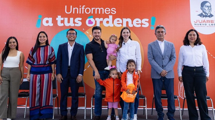 Entregan uniformes y tarjetas de apoyo a mujeres en Juárez