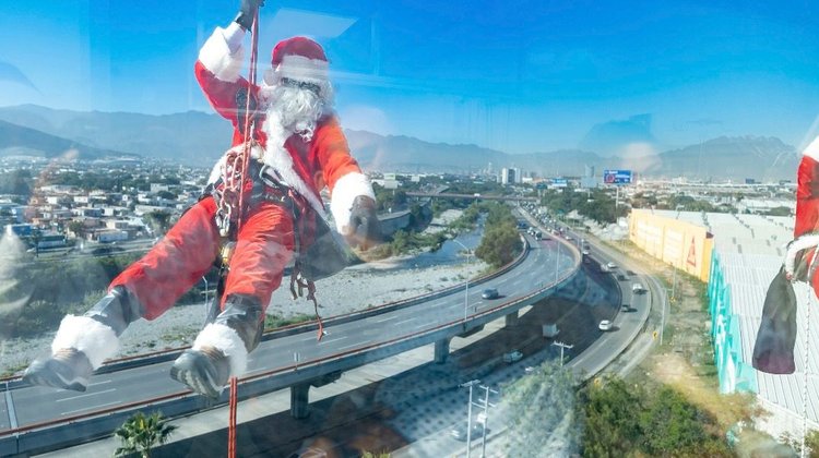 Llevan 'Navidad en las Alturas' a pacientes del Materno Infantil