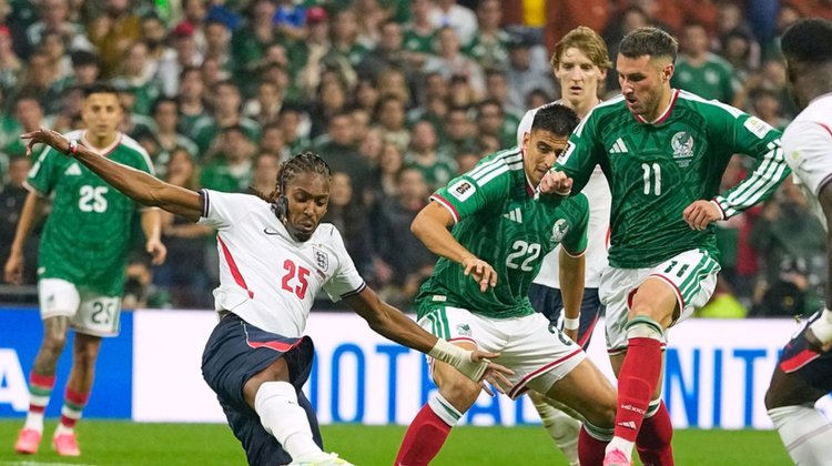 Santiago Giménez sufre esguince de tobillo contra Inglaterra