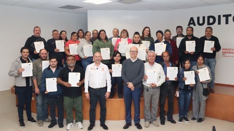 Secretaría del Trabajo entrega actas a 58 emprendedores