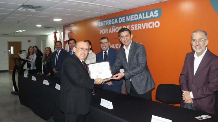 Condecoran a 40 servidores públicos por sus años de servicio