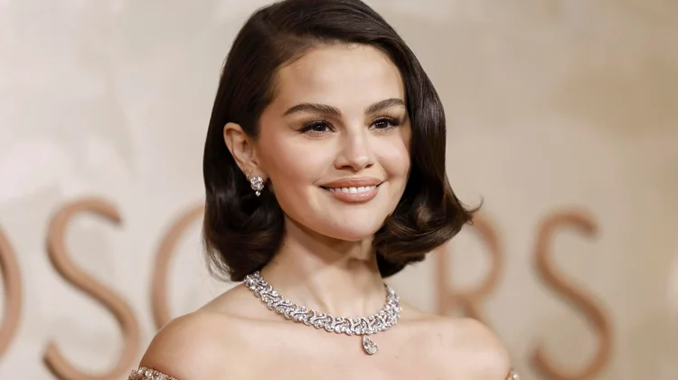 Selena Gómez lució vestido con 16,000 gotas de vidrio y cristales