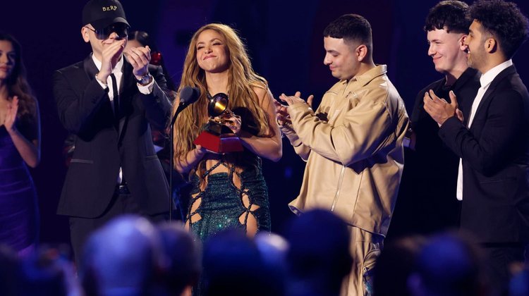 Shakira recibe Latin Grammy a la canción del año con Bzrp