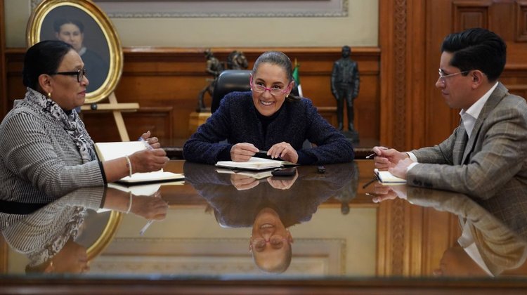 Invita Sheinbaum al papa a México durante llamada telefónica