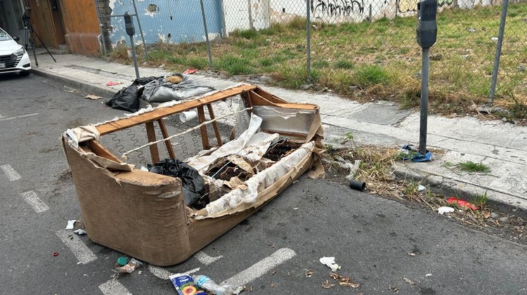 Abandonan sillón inservible en cajón de estacionamiento