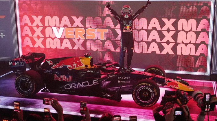 Gana Max Verstappen el Gran Premio de Singapur; liga victorias