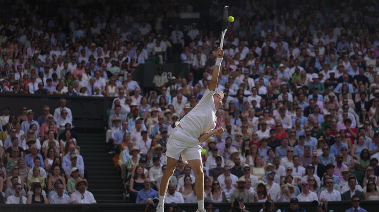  Jannik Sinner aplasta a Novak Djokovic y va por otro Wimbledon