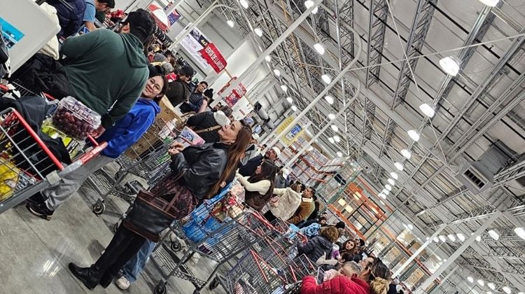 Compras de última hora llenan supermercados de Saltillo 