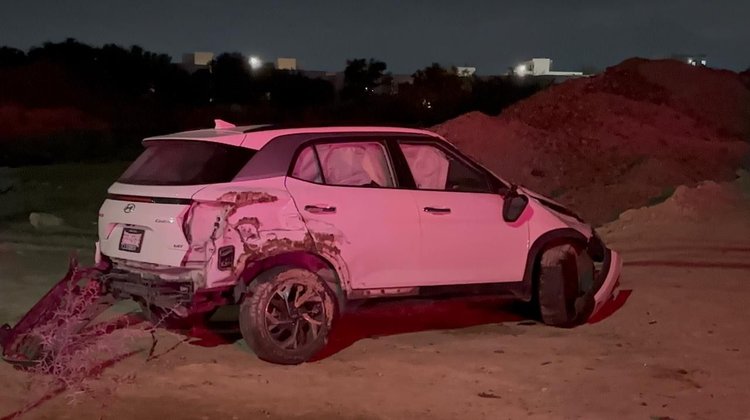 Salta de taxi para evitar asalto; conductor termina volcado
