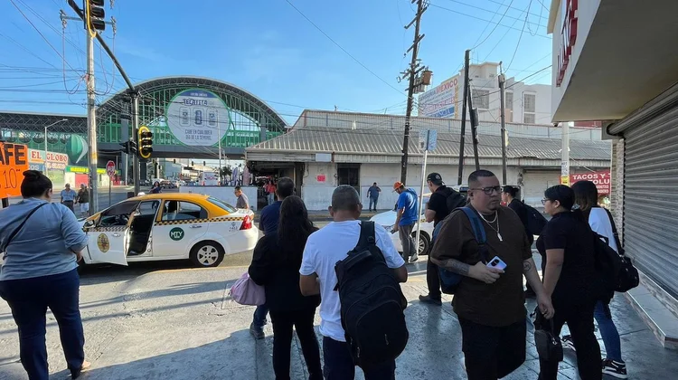 Usan taxis colectivos por falta de camiones hacia San Pedro