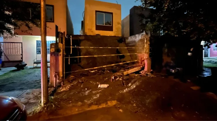Colapsa techo de cochera en vivienda de Juárez; no hay lesionados