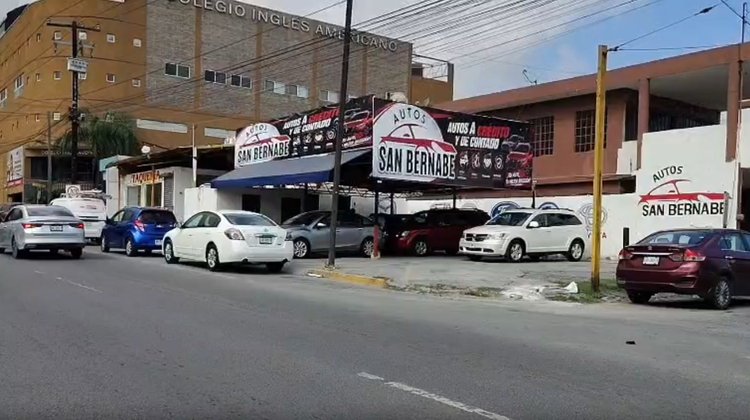 Sustraen cinco vehículos de lote de autos en Monterrey