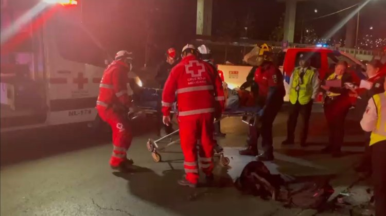 Derrapa motociclista en Constitución por derrame de aceite