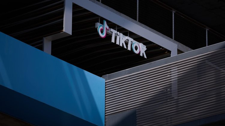 TikTok vende mayoría de operaciones en EUA; termina disputa legal