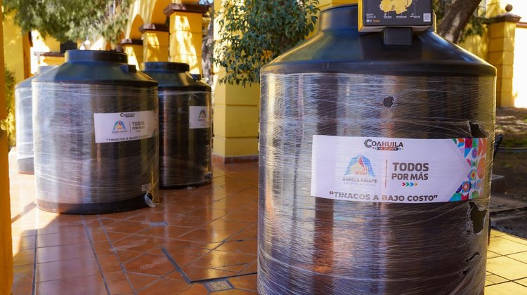 Entregan 585 paquetes de tinacos en Ramos Arizpe