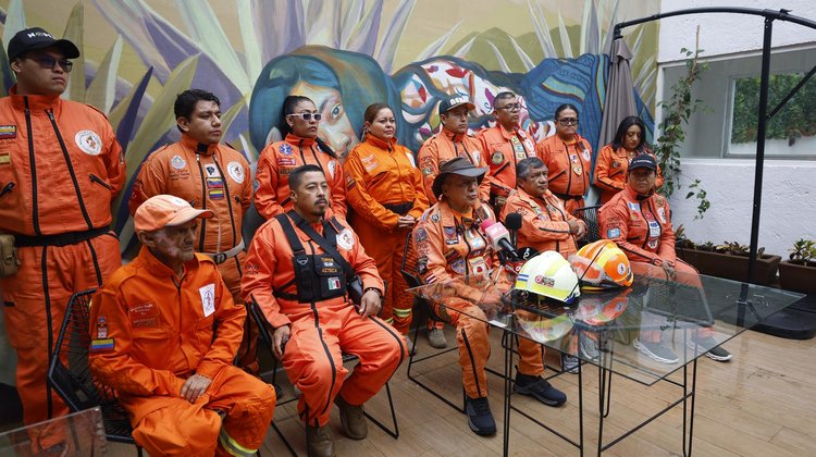 Desafían 'Topos Azteca' burocracia para salvar vidas en Colombia