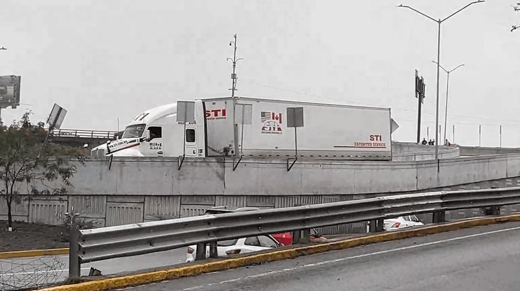 Tráiler queda atorado gaza del puente Azteca en Guadalupe