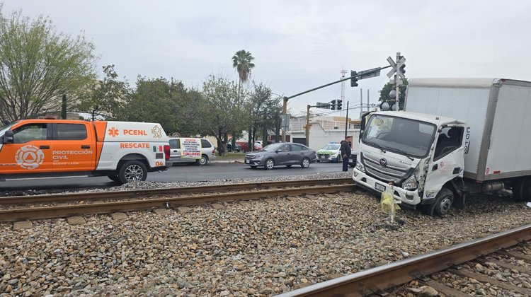  Automóvil recibe fuerte impacto de tren, en San Nicolás
