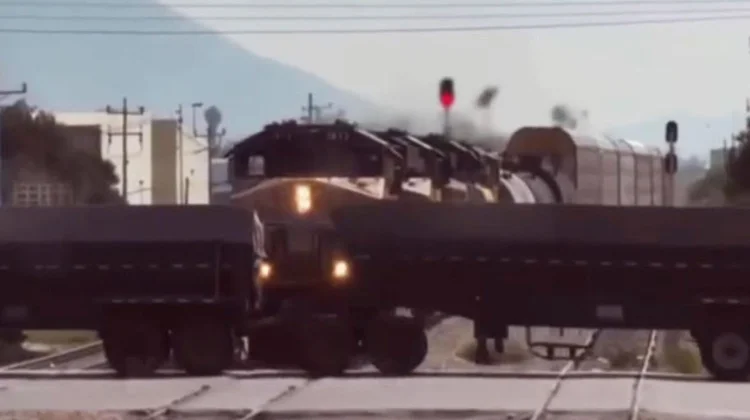 Video: Tráiler intenta ganarle al tren y lo parte a la mitad