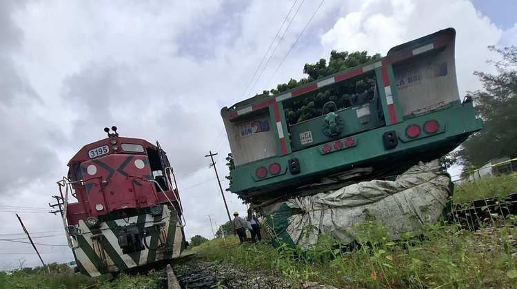 Choque entre tren de carga y un tráiler deja daños materiales