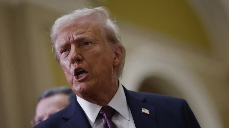 Trump dice que sopesa lanzar un "ataque masivo" contra Irán