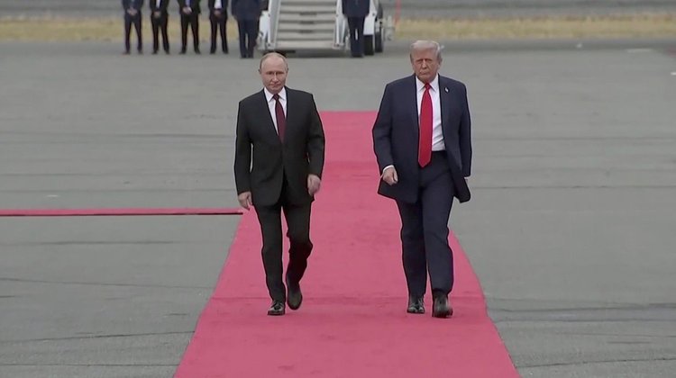 Trump recibe a Putin con alfombra roja en base militar de Alaska