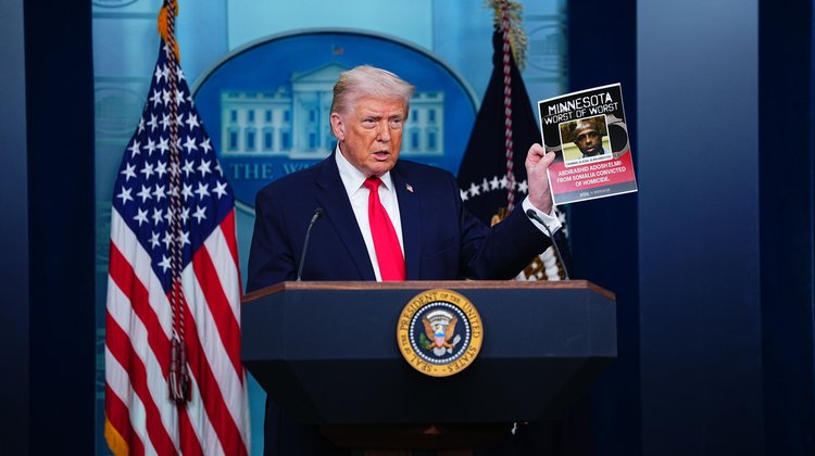 Donald Trump demanda por $10,000 millones de dólares a Hacienda