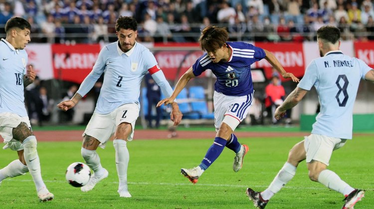 Uruguay pierde ante Japón en debut de Forlán como técnico