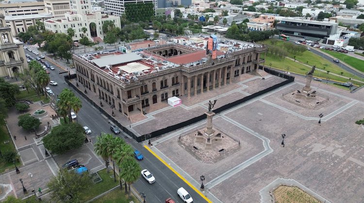 Colocan vallas en Palacio de Gobierno por convocatoria a marcha 