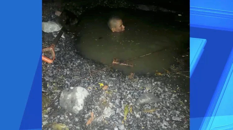 Se mete vecino a pozo de aguas negras para destaparlo