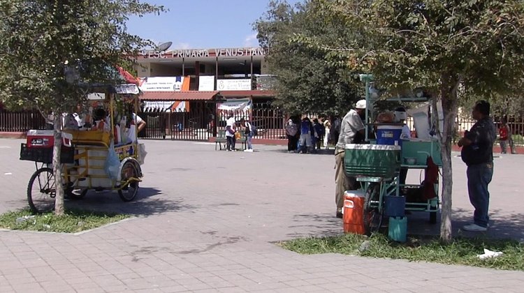 Vendedores de comida chatarra en escuelas podrían ir a la cárcel