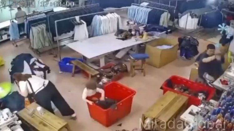 Video: niño muere asfixiado bajo montaña de ropa en China