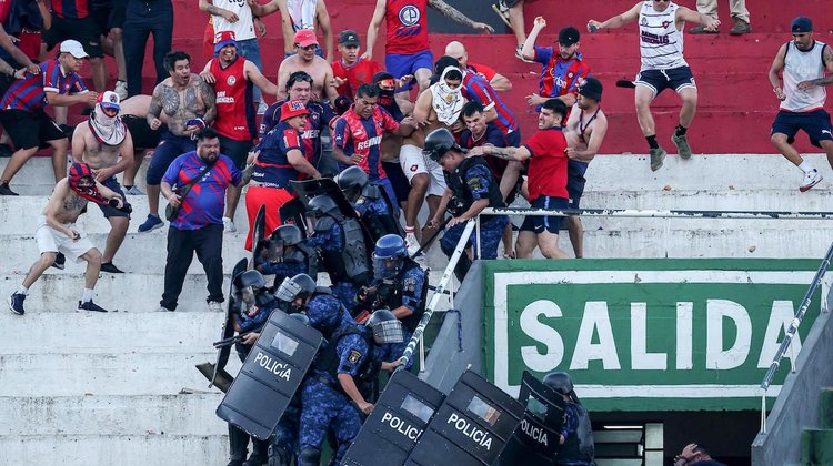 Disturbios en clásico del futbol paraguayo deja 56 heridos