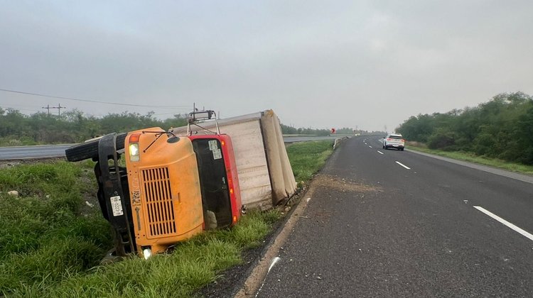 Vuelca camión cargado de soya en Carretera Nacional, Montemorelos