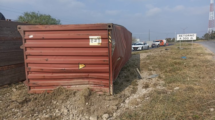 Vuelca tráiler en la carretera a Hualahuises en Montemorelos