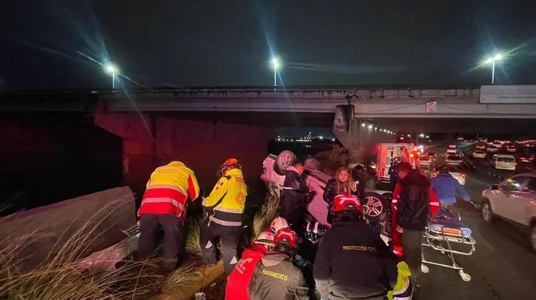 Vuelca conductora en Constitución y resulta lesionada