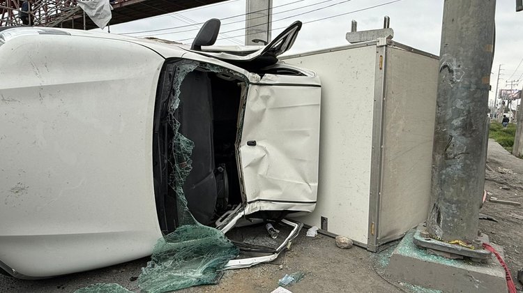 Choque entre tractocamión y camioneta termina en volcadura