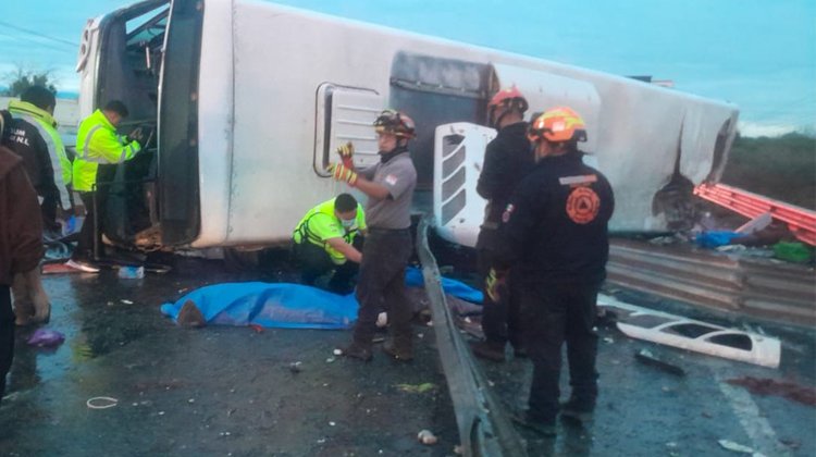 Se elevan a nueve las víctimas por volcadura de la ruta 611