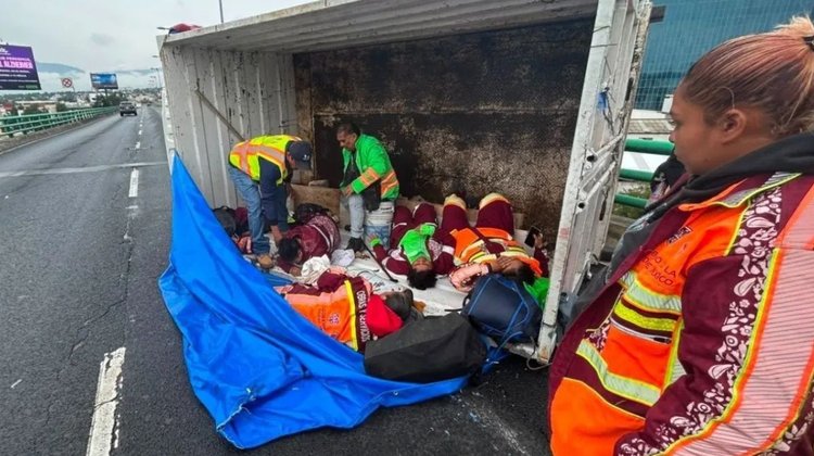 Vuelca camioneta con trabajadores de limpieza en el Periférico