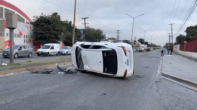 Volcadura deja dos lesionados en San Nicolás 