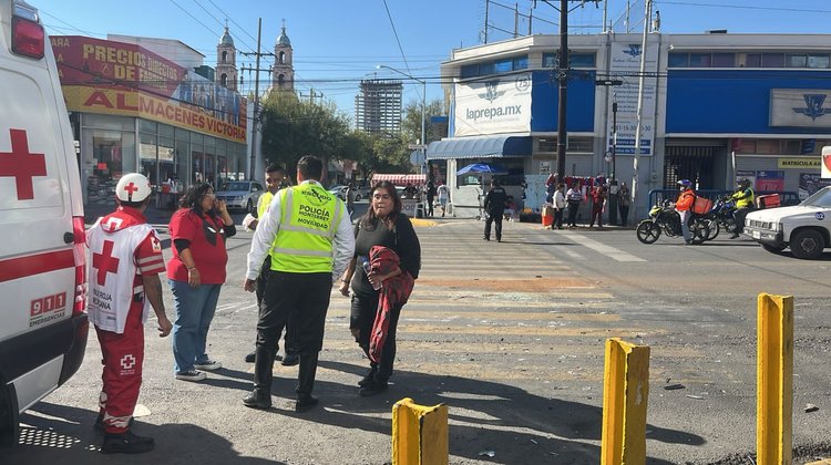 Accidente vial deja vehículo volcado en el Centro de Monterrey