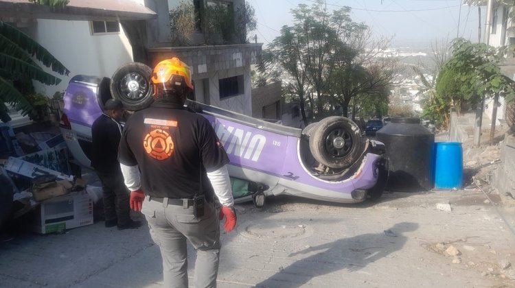 Tres personas resultan lesionadas tras volcadura en Escobedo
