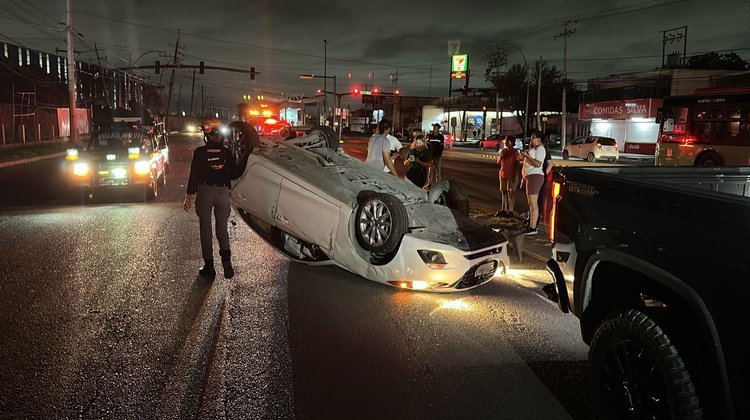 Vuelca automóvil en Guadalupe; ocupantes resultan ilesos
