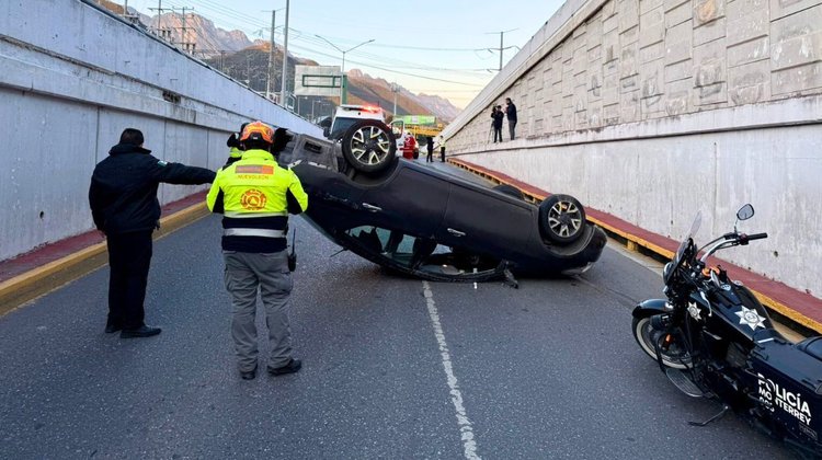 Vuelca vehículo en retorno sobre la avenida Lázaro Cárdenas
