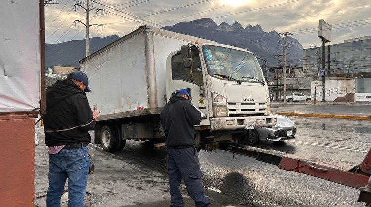 Volcadura de camión provoca movilización en Monterrey