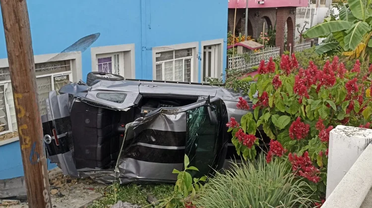 Vehículo sale del camino y choca contra vivienda en Santiago