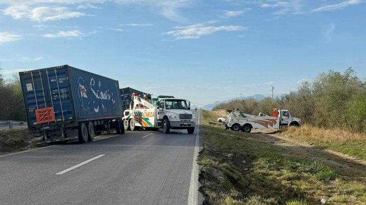 Volcadura de tráiler en Montemorelos provoca caos vial