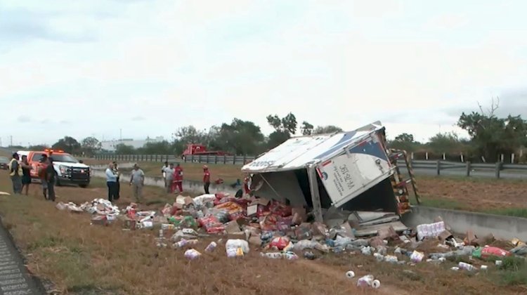 Vuelca camión en Escobedo y tira carga de abarrotes